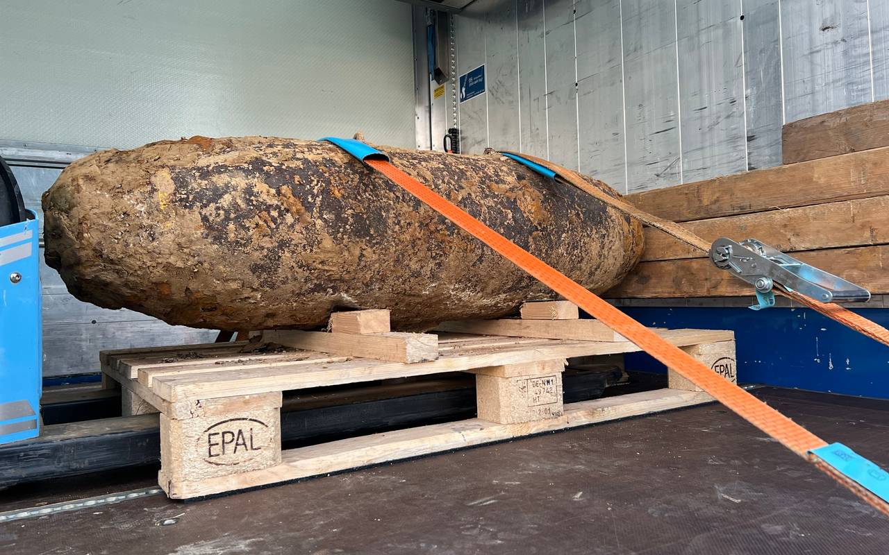 Die 500kg-Fliegerbombe, nachdem sie entschärft worden ist