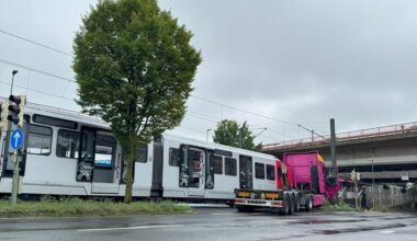 Verkehrsunfall zwischen LKW und Straßenbahn auf der Düsseldorfer Straße | Zwei Personen verletzt