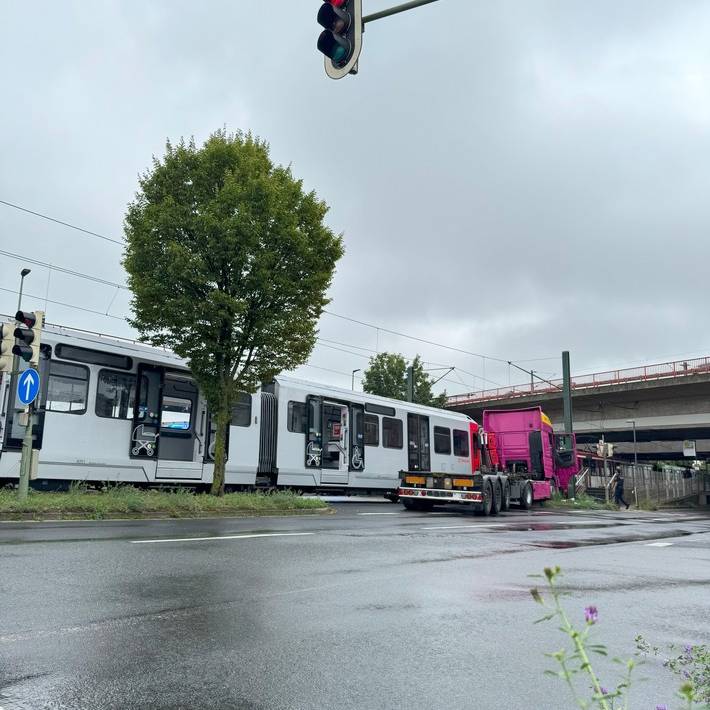 Verkehrsunfall zwischen LKW und Straßenbahn auf der Düsseldorfer Straße | Zwei Personen verletzt