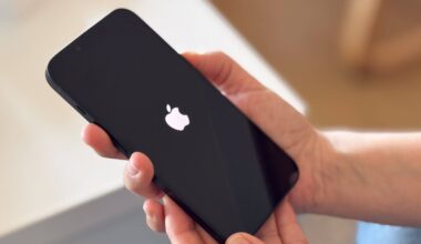 Person hält ein iPhone in der Hand.