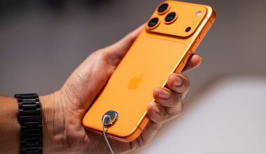 Ein Kunde hält das iPhone 17 Pro Max in Orange im Apple Store