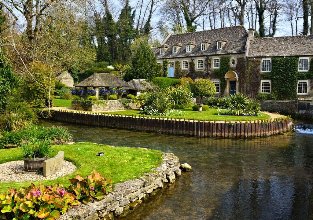 Bibury besticht durch Reihen honigfarbener Häuser und gewundene Bäche, an denen niedliche Enten herumwatscheln.