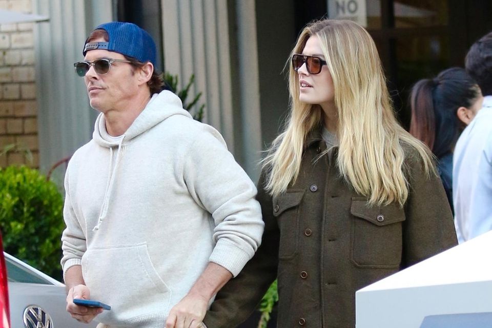 18. November 2024 Schauspieler James Marsden wurde mit seiner 26 Jahre jüngeren Model-Freundin Frederique Brons in New York gesichtet. Das Paar geht nach einem Lunch Date Händchen haltend über die Straße – seit Oktober 2023 daten sie sich, einen gemeinsamen Auftritt auf dem roten Teppich gab es bisher nicht. 