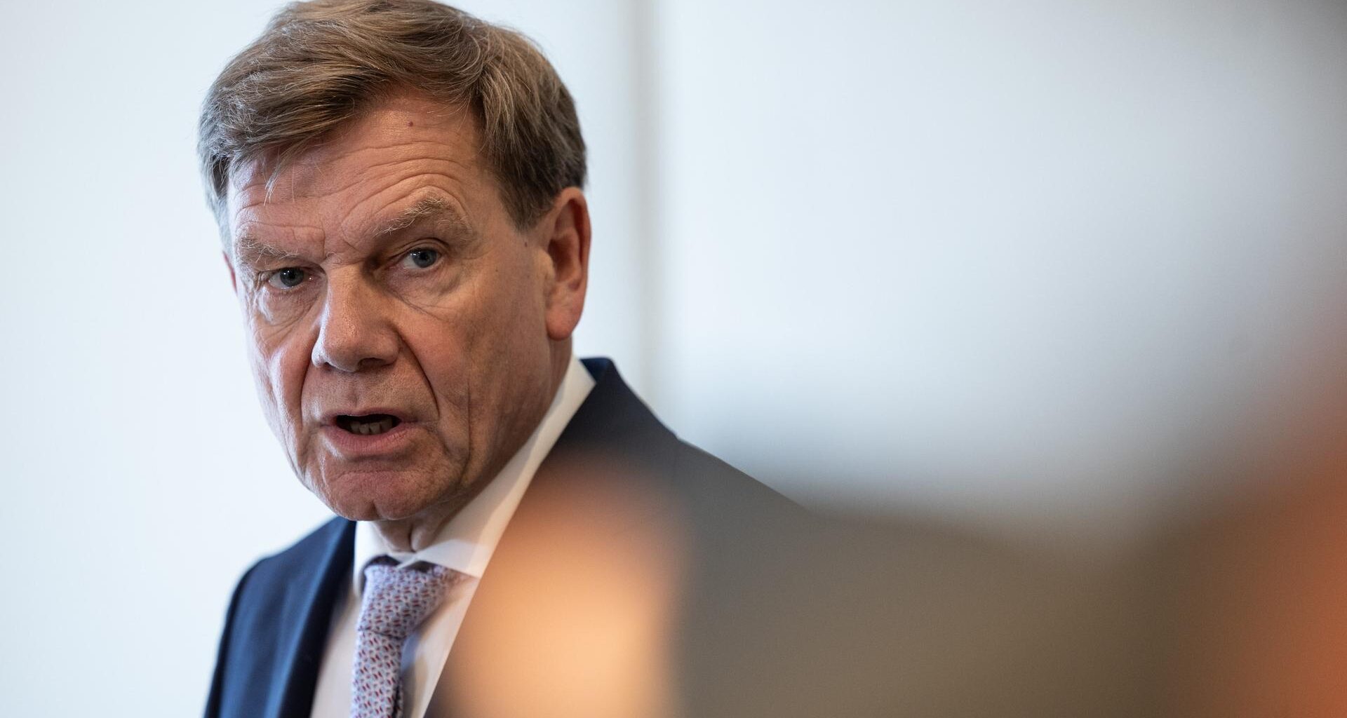 Johann Wadephul (CDU), Außenminister, spricht auf einer Pressekonferenz.