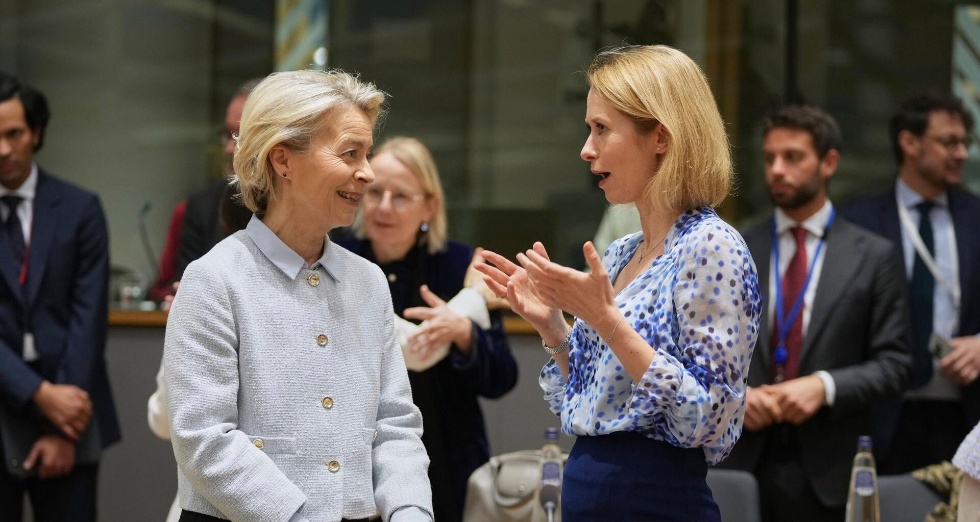 Die Präsidentin der Europäischen Kommission, Ursula von der Leyen (l) spricht mit der Leiterin der Außenpolitik der Europäischen Union, Kaja Kallas, im Gebäude des Europäischen Rates in Brüssel.