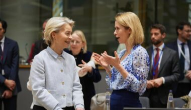 Die Präsidentin der Europäischen Kommission, Ursula von der Leyen (l) spricht mit der Leiterin der Außenpolitik der Europäischen Union, Kaja Kallas, im Gebäude des Europäischen Rates in Brüssel.