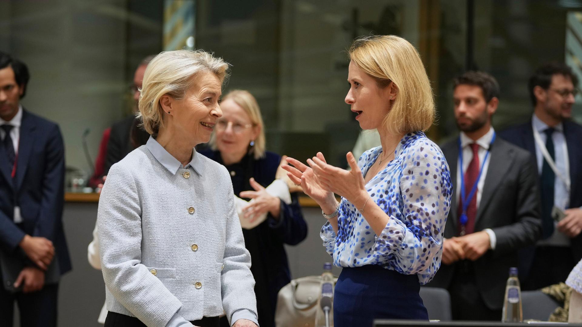 Die Präsidentin der Europäischen Kommission, Ursula von der Leyen (l) spricht mit der Leiterin der Außenpolitik der Europäischen Union, Kaja Kallas, im Gebäude des Europäischen Rates in Brüssel.