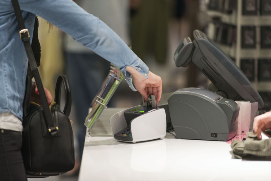 Bargeld wird immer weniger genutzt, eine klare Mehrheit ist aber gegen die komplette Abschaffung.