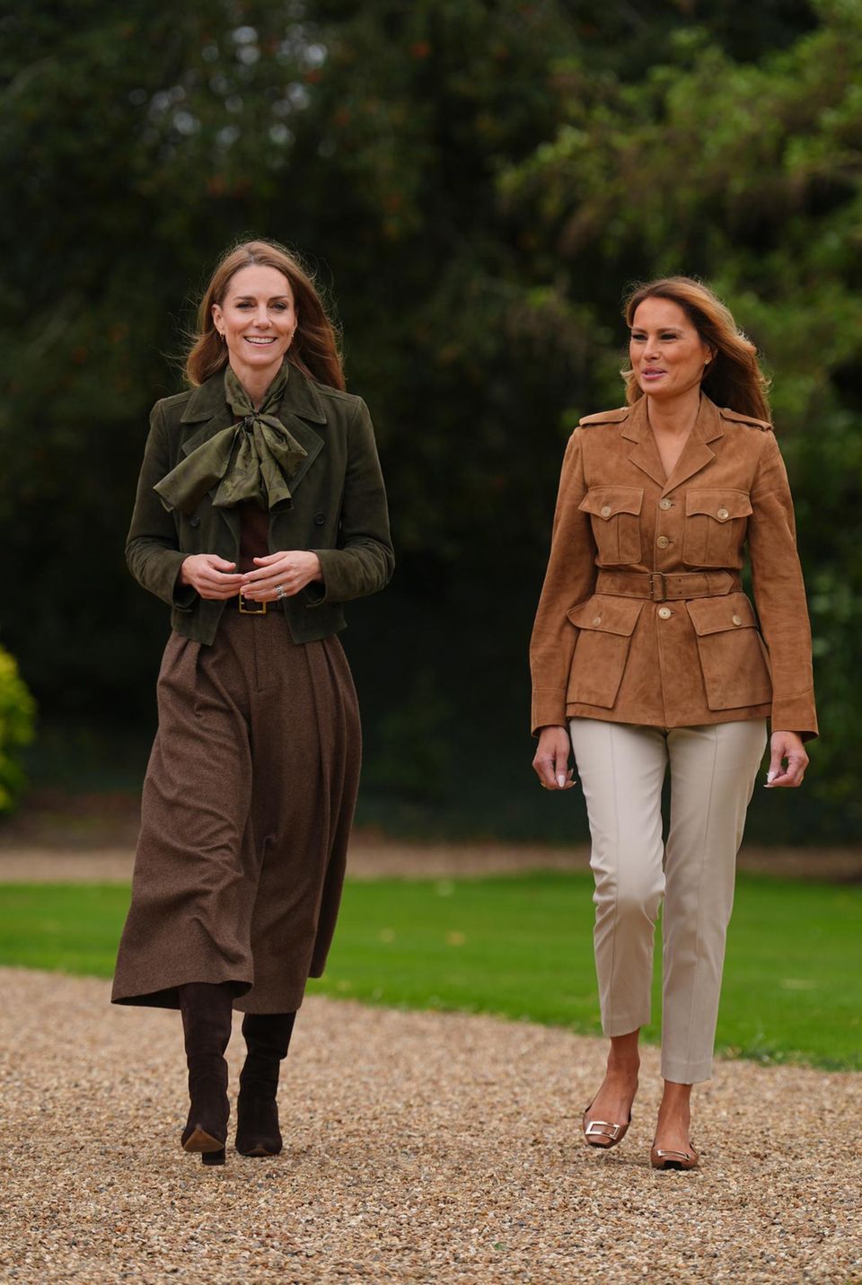 Kate zeigt sich an der Seite der First Lady mit großer Schleife um den Hals.