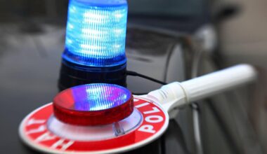 Radfahrer schlägt Mercedes-Fahrer mehrfach ins Gesicht
