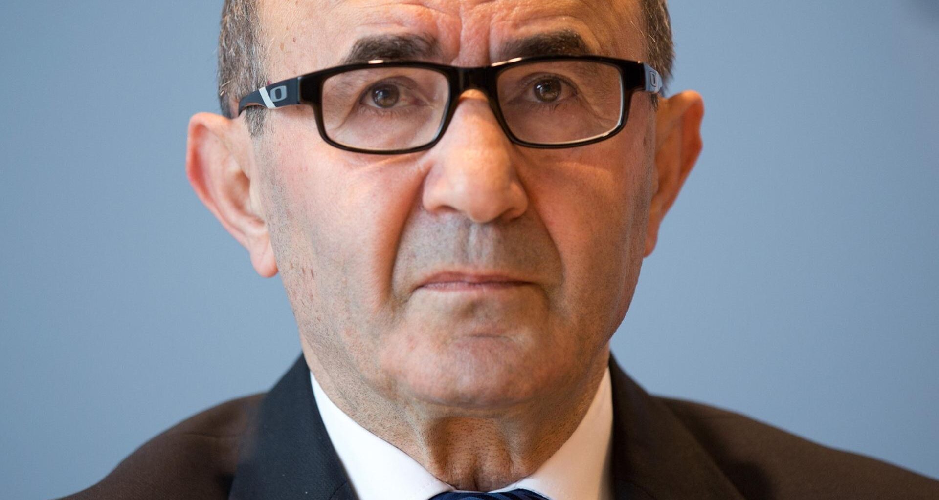 Porträtaufnahme von Tayfun Keltek. Er schaut in Richtung der Kamera.