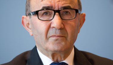 Porträtaufnahme von Tayfun Keltek. Er schaut in Richtung der Kamera.