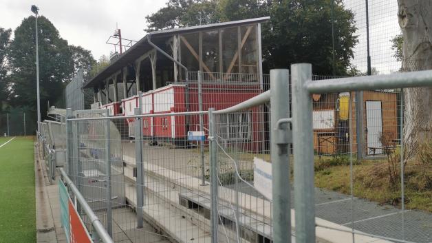 Dieser Bauzaun umschließt für das Achtelfinale des SHFV-Lotto-Pokals zwischen dem FC Kilia Kiel und dem VfB Lübeck den Gästebereich des Kilia-Stadions.
