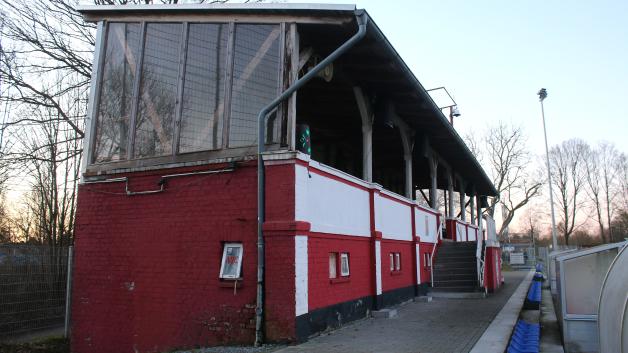 Auf der altehrwürdigen Haupttribüne des Kilia-Stadions sind am Samstag, 13. September, keine Anhänger des VfB Lübeck zugelassen.