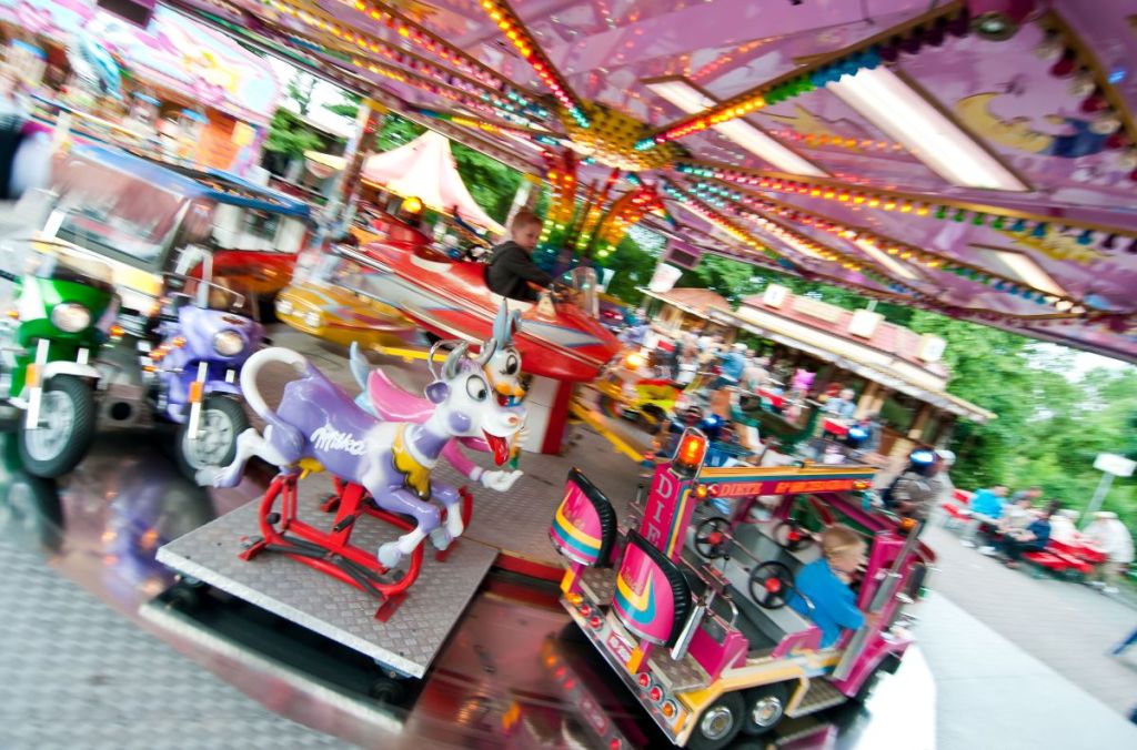Kinderkarussell auf der Kirmes in Duisburg Baerl;, Figuren auf Karussell
