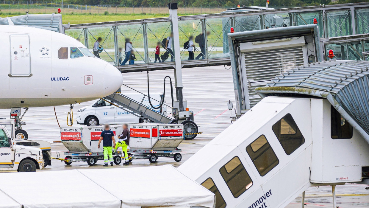Knapp 50 Afghanen mit einer Aufnahmezusage der Bundesregierung landeten am 1. September am Flughafen Hannover-Langenhagen.
