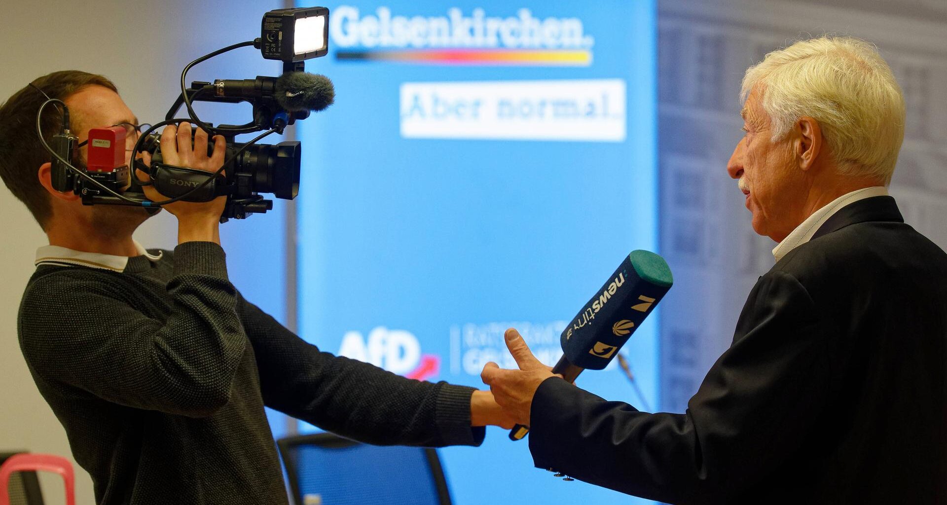 Norbert Emmerich (AfD), Kandidat für das Amt des Oberbürgermeisters in Gelsenkirchen, gibt am Wahlabend ein Interview.