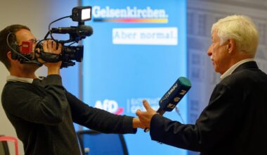 Norbert Emmerich (AfD), Kandidat für das Amt des Oberbürgermeisters in Gelsenkirchen, gibt am Wahlabend ein Interview.