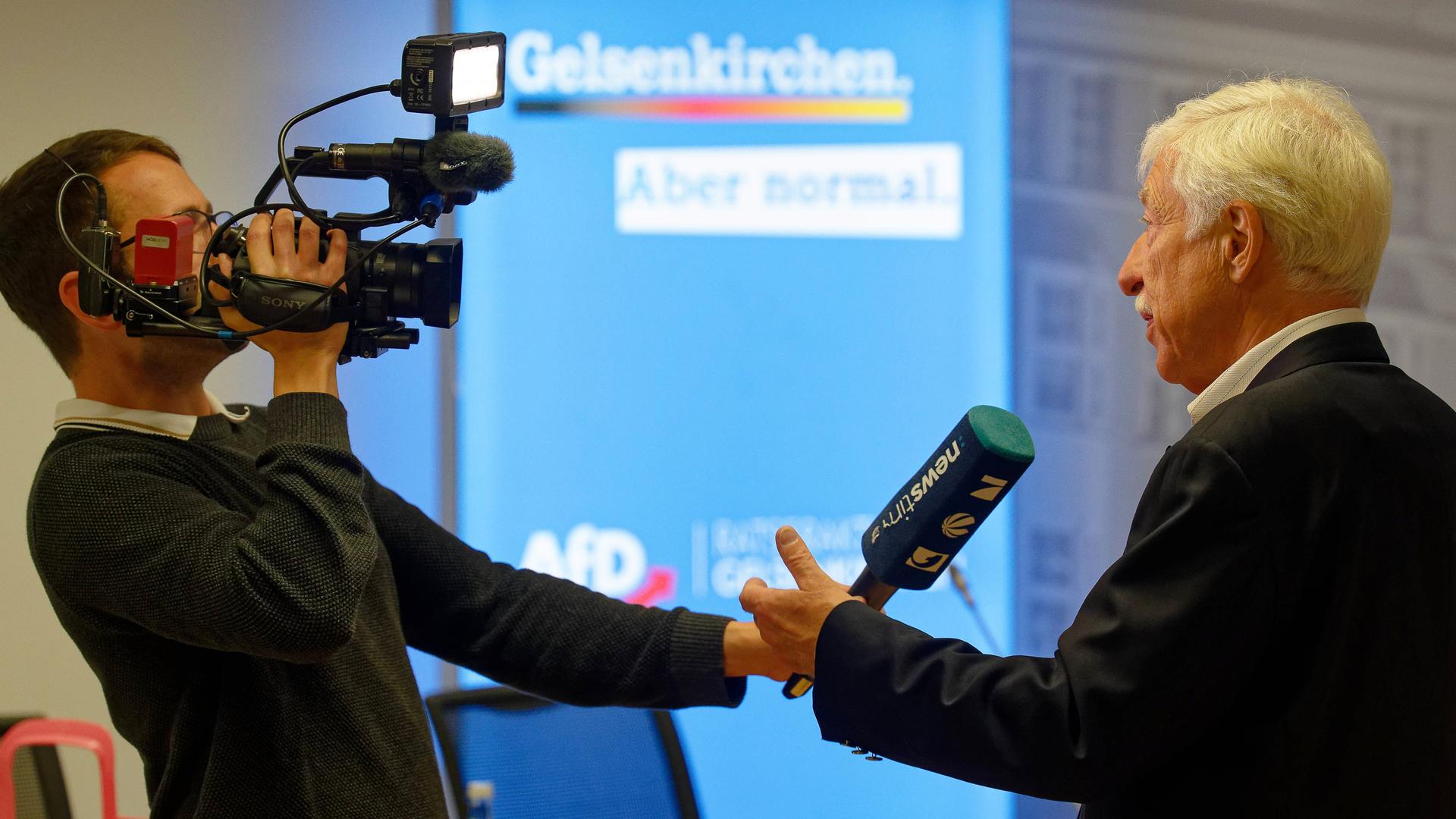 Norbert Emmerich (AfD), Kandidat für das Amt des Oberbürgermeisters in Gelsenkirchen, gibt am Wahlabend ein Interview. 