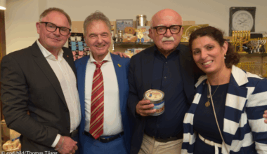 Nebeneinander mit dem Lebkuchen in der HAnd: Ladenchef Vitali Liberov, Jo-Achim Hamburger, Vorsitzender der IKG Nürnberg, Gerd Schmelzer, Geschäftsführer Lebkuchen-Schmidt und Diana Liberova, Vorsitzende des Städtepartnerschaftsvereins Nürnberg–Hadera e.V.