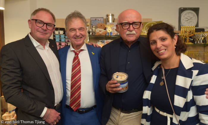Nebeneinander mit dem Lebkuchen in der HAnd: Ladenchef Vitali Liberov, Jo-Achim Hamburger, Vorsitzender der IKG Nürnberg, Gerd Schmelzer, Geschäftsführer Lebkuchen-Schmidt und Diana Liberova, Vorsitzende des Städtepartnerschaftsvereins Nürnberg–Hadera e.V.