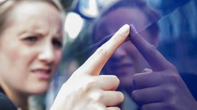 Kratzer: Wird der Lack am eigenen Auto zerkratzt, sollten Betroffene den Schaden fotografieren und mit dem Versicherer das weitere Vorgehen besprechen.