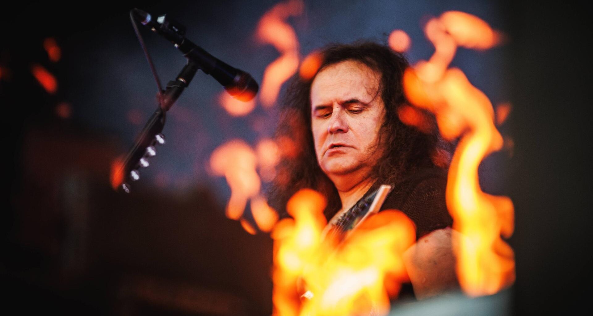 Die deutsche Thrash-Metal-Band Kreator gibt ein Live-Konzert während des dänischen Heavy-Metal-Festivals Copenhell 2025 in Kopenhagen. Hier ist Sänger und Gitarrist Miland Petrozza live auf der Bühne zu sehen.