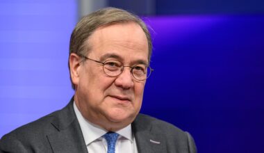 Armin Laschet im Fernsehstudio. Er schaut ernst.