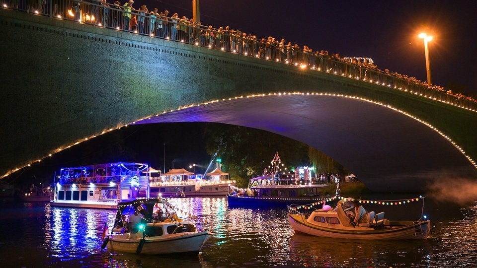 88. Laternenfest in Halle: Brückenspringen, Bootskorsos, Konzerte und tausende Laternen