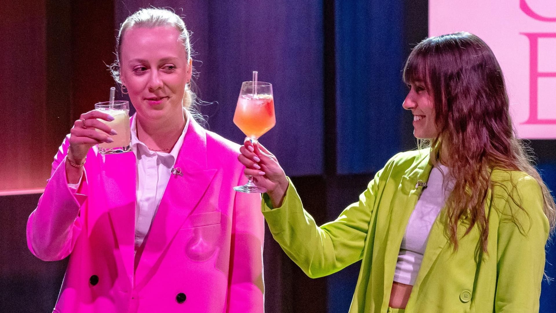 Laura Walter (l.) und Tatjana Peters stoßen in der "Höhle der Löwen" an: Die beiden Kölnerinnen wollen nach der Sendung ihre Marke weiterentwickeln.