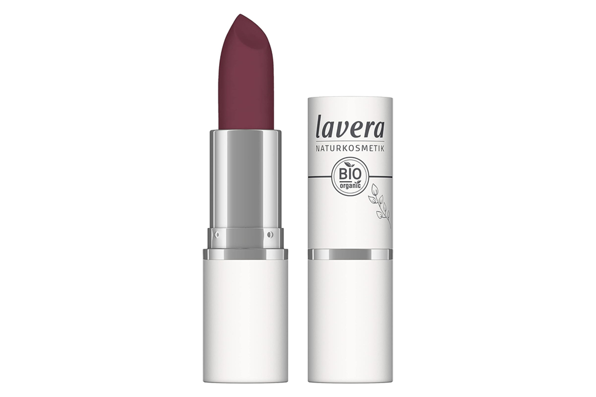 Der Lavera Velvet Matt Lipstick mit geöffneter Kappe und herausgedrehtem Stift auf hellem Grund