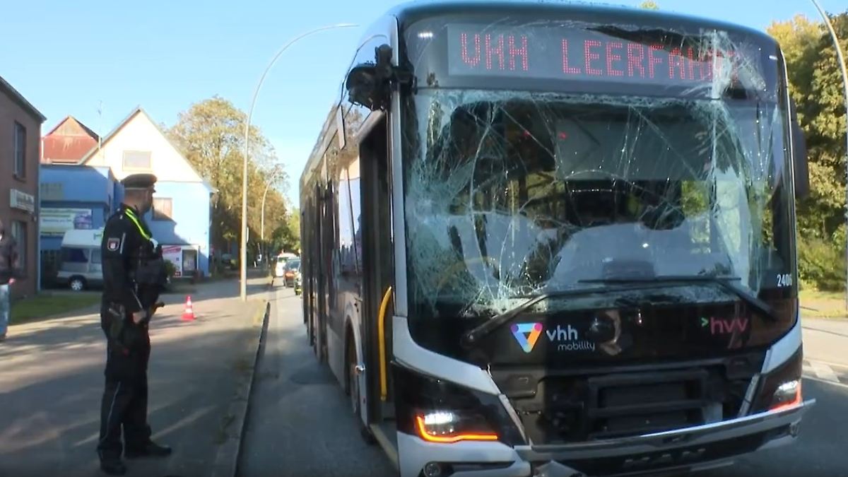 Mehrere Schwerverletzte in Hamburg: Geblendeter Busfahrer kracht in anderen Linienbus