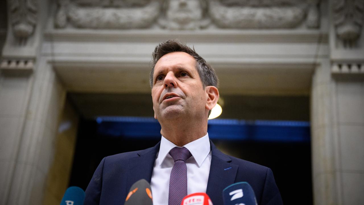 Olaf Lies hält striktes Verbrenner-Aus für "unrealistisch"