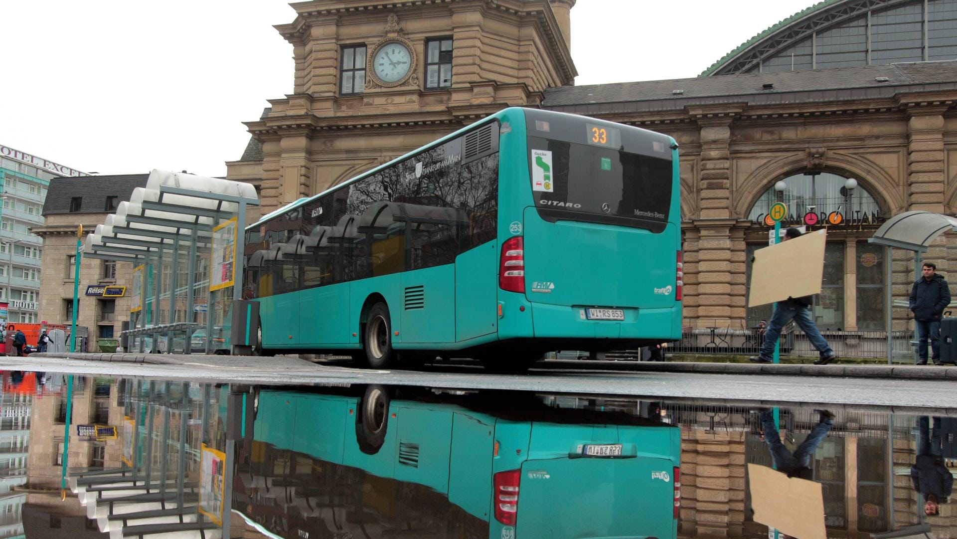 Linienbus in Frankfurt: Bei einem Unfall mit einem Linienbus kam eine Frau ums Leben.