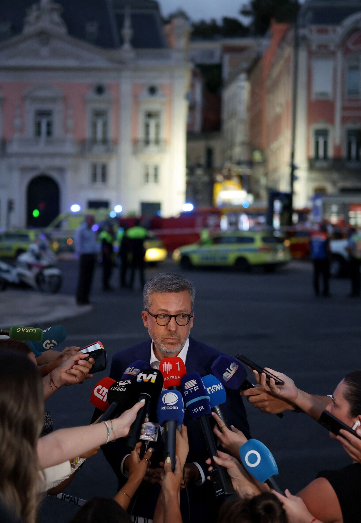 Lissabons Bürgermeister Carlos Moedas gibt am Mittwochabend ein Statement ab.