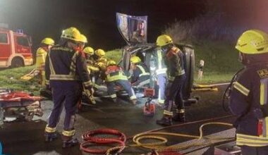 Verkehrsunfall - Pkw überschlägt sich