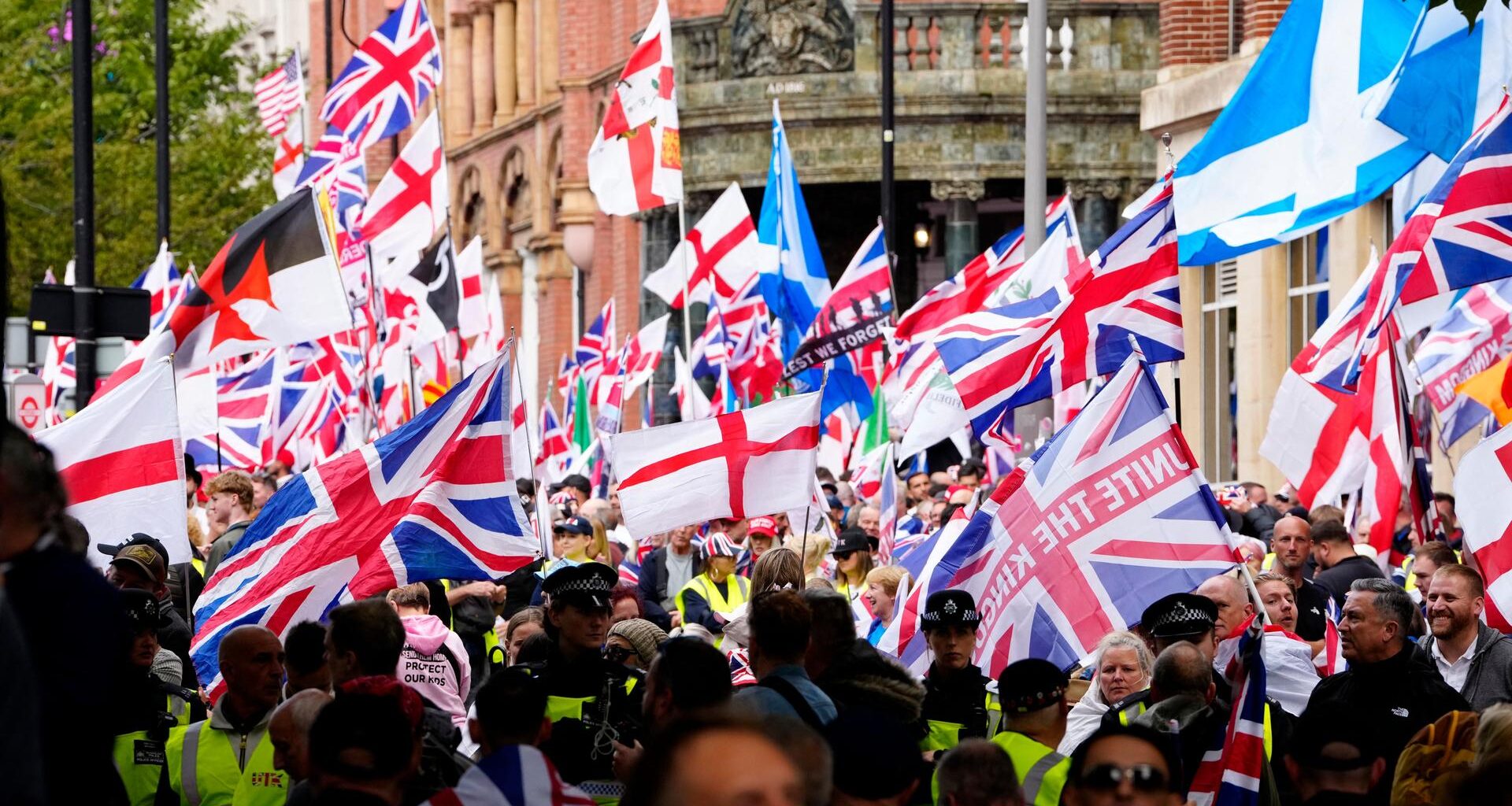 Zahlreiche Menschen protestieren in der britischen Hauptstadt London gegen Einwanderung und schwenken dabei Nationalflaggen.