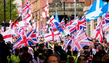 Zahlreiche Menschen protestieren in der britischen Hauptstadt London gegen Einwanderung und schwenken dabei Nationalflaggen.