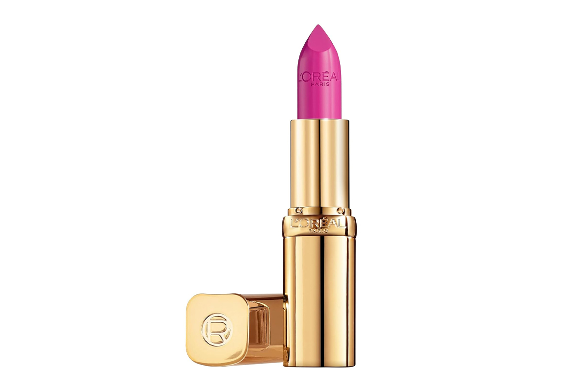 Der L'Oreál Color riche Satin Lippenstift mit geöffneter Kappe und herausgedrehtem Lippenstift auf hellem Hintergrund