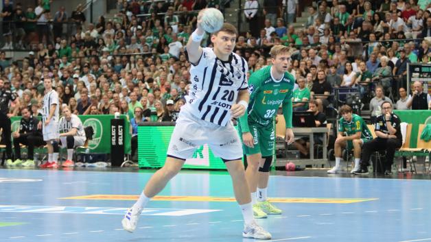 Lukas Laube (THW Kiel, vorne) beim Siebenmeter; Franz Semper vom SC DHfK Leipzig muss zuschauen.