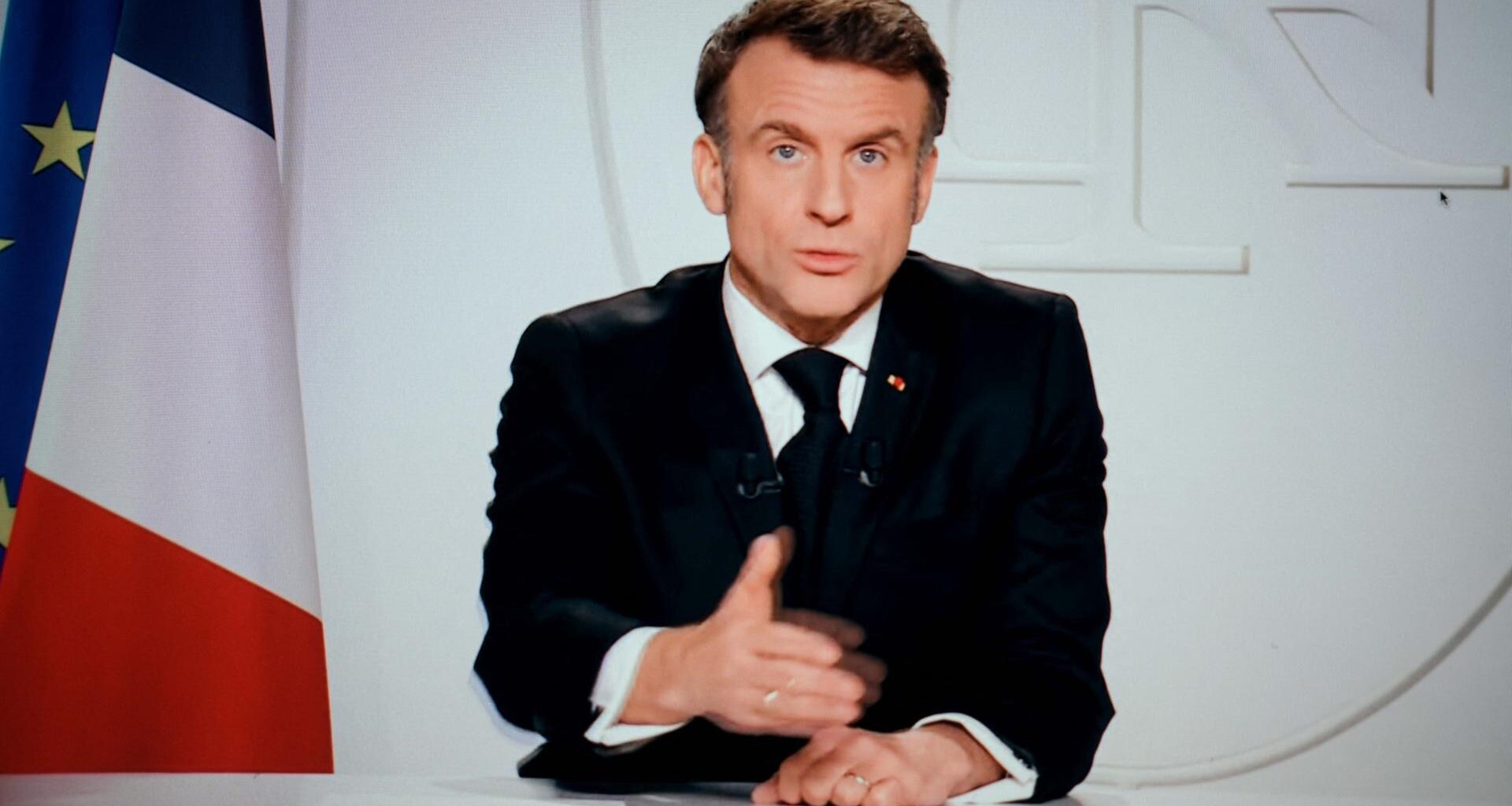 Frankreichs Präsident Emmanuel Macron gestikuliert bei einer Fernsehansprache.