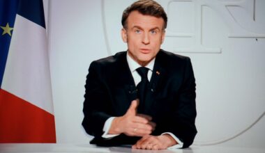 Frankreichs Präsident Emmanuel Macron gestikuliert bei einer Fernsehansprache.
