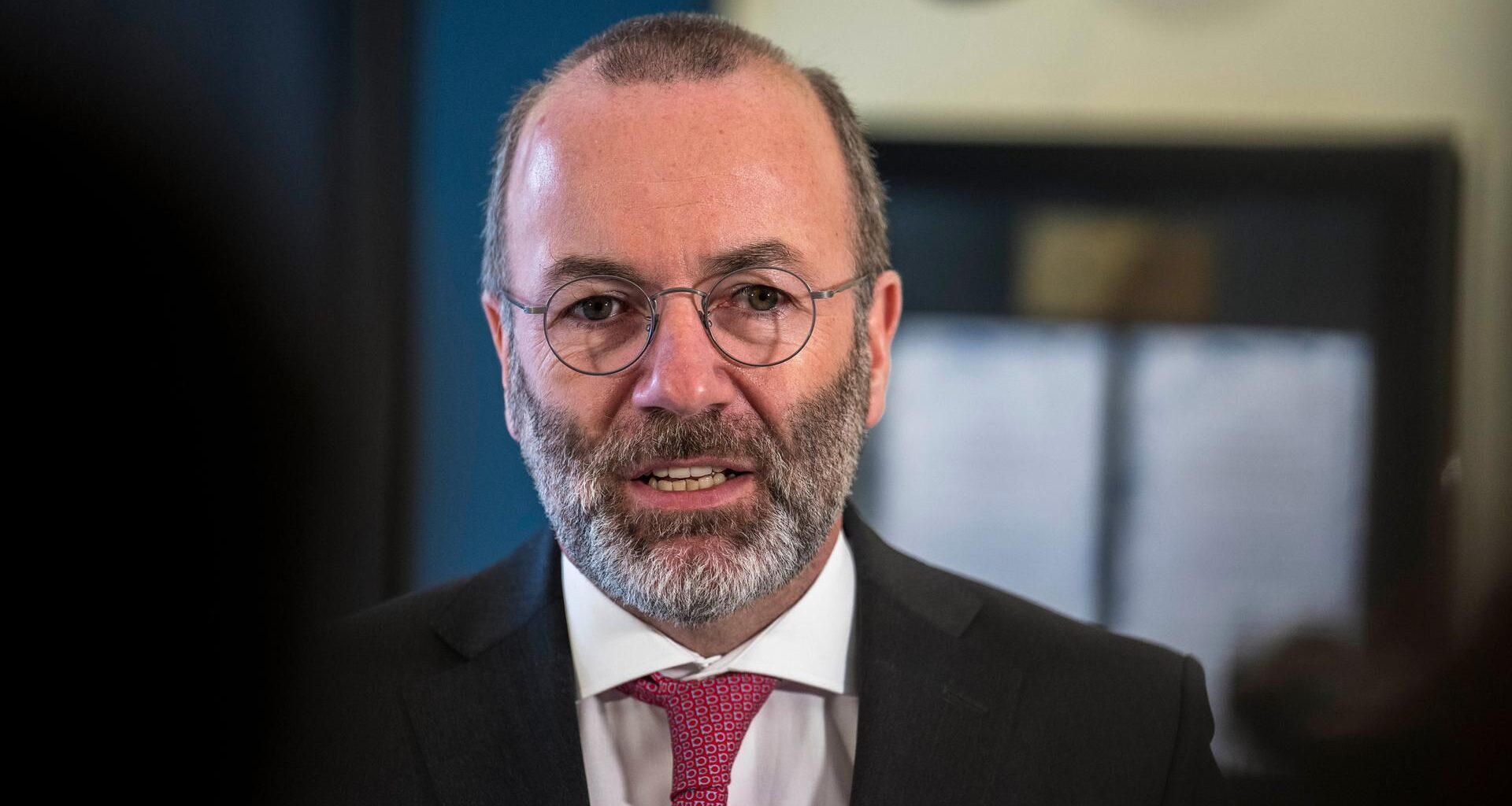 Porträt des EVP-Chefs Manfred Weber. Er trägt Brille und Bart, eine rote Krawatte zum schwarzen Anzug.