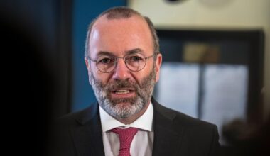 Porträt des EVP-Chefs Manfred Weber. Er trägt Brille und Bart, eine rote Krawatte zum schwarzen Anzug.