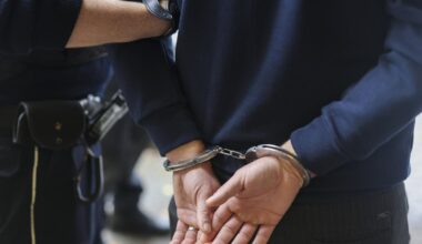 Betrunkener Mann belästigt Frau und ruft Nazi-Parolen