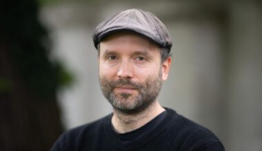 BestsellerAutor Marc-Uwe Kling mit Mütze und schwarzem Oberteil
