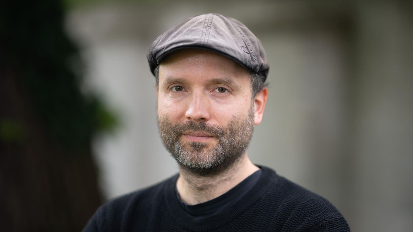 BestsellerAutor Marc-Uwe Kling mit Mütze und schwarzem Oberteil