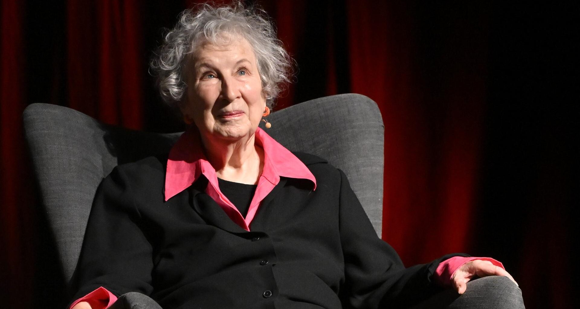 Die kanadische Schriftstellerin Margaret Atwood sitzt in einem Sessel und schau freundlich nach oben bei einem Autorengespräch in Stockholm, Schweden im November 2024.