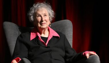 Die kanadische Schriftstellerin Margaret Atwood sitzt in einem Sessel und schau freundlich nach oben bei einem Autorengespräch in Stockholm, Schweden im November 2024.
