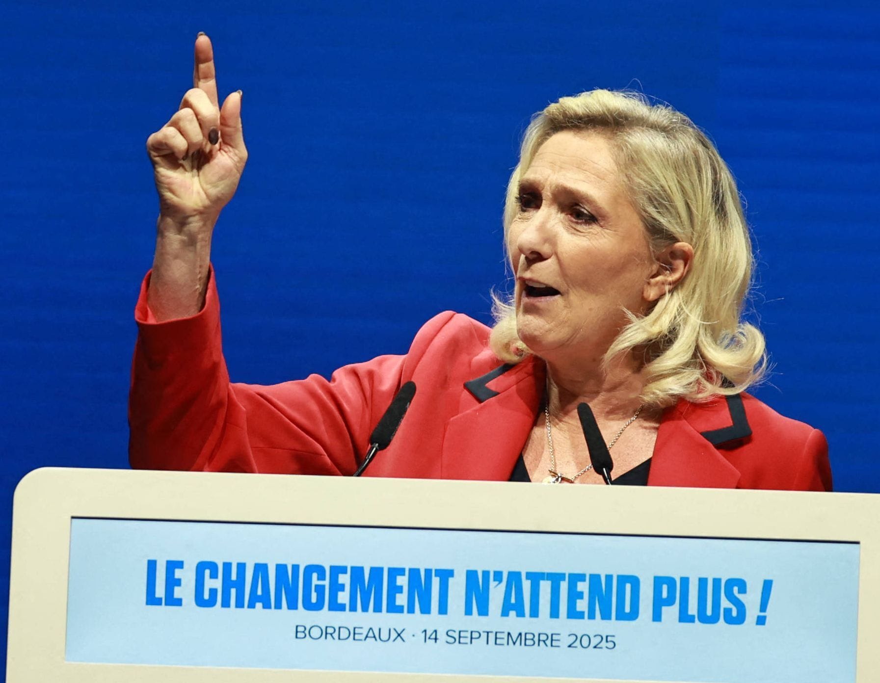 Marine Le Pen attackiert Frankreichs Mitte von rechts.